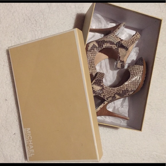 Michael Kors Belinda Leather Sandals - Picture 5 of 6